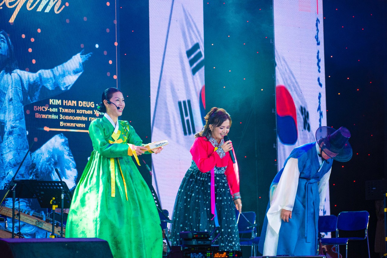 사진1 배재대 유학생 세라(사진 가운데)씨가  김미나 명창과 김한덕 상임단원과 무대에서 공연을 마치고 인사를 하고 있다