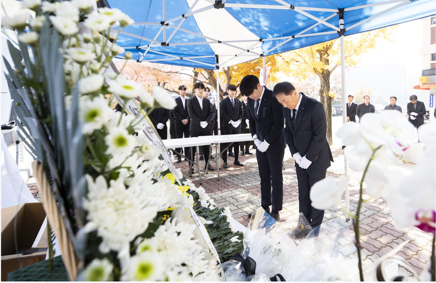 사진2 2일 배재대 스마트배재관앞에 마련한 합동분향소에서 김선재 총장과 장민성 총학생회장이 희생자들에 대한 애도를 표시했다