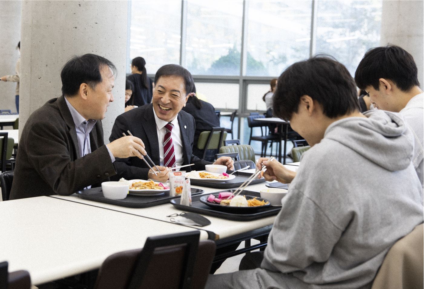 사진1 김선재 배재대 총장은 11일 대학 내 학생식당에서 ‘총장님이 쏜다’ 이벤트를 통해 학생들과의 소통에 나섰다. 이 이벤트는 학생들의 고충, 애로사항 등을 직접 청취하고 해결해주고자 마련됐다