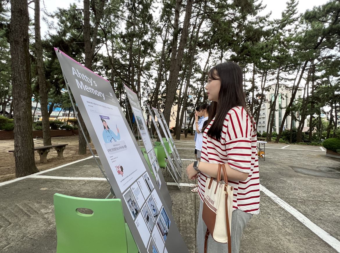 사진1 관광객이 보령 배재학당 대천수련관에서 가진 배재홍보대사 활동 전시회  'Ahtty's Memory展'을 관람하고 있다