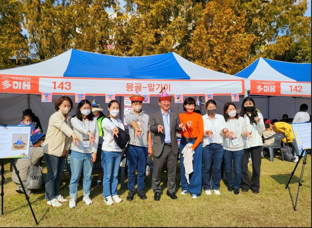사진 다문화화합한마당행사에 참여한 대전서구가족센터, 식품영양학과 학생들 등이 서철모 대전서구청장과 기념사진을 촬영했다