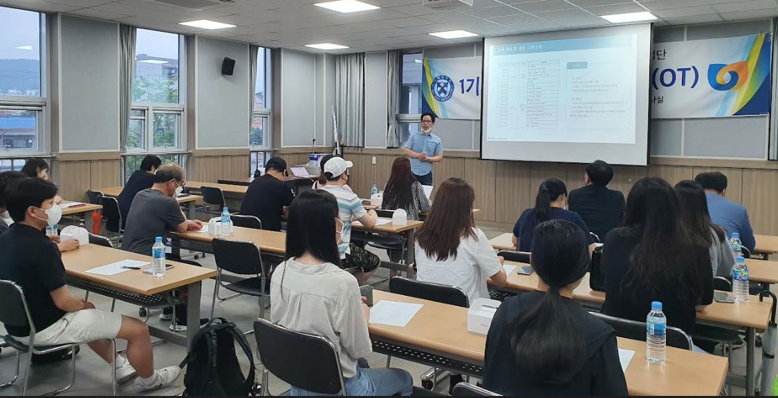 대전 서구에 위치한 도마큰시장 세미나실에서 여현진 배재대 IT경영정보학과 교수가 ‘2022 소상공인 디지털 특성화대학’ 제1기 오리엔테이션을 진행하고 있다