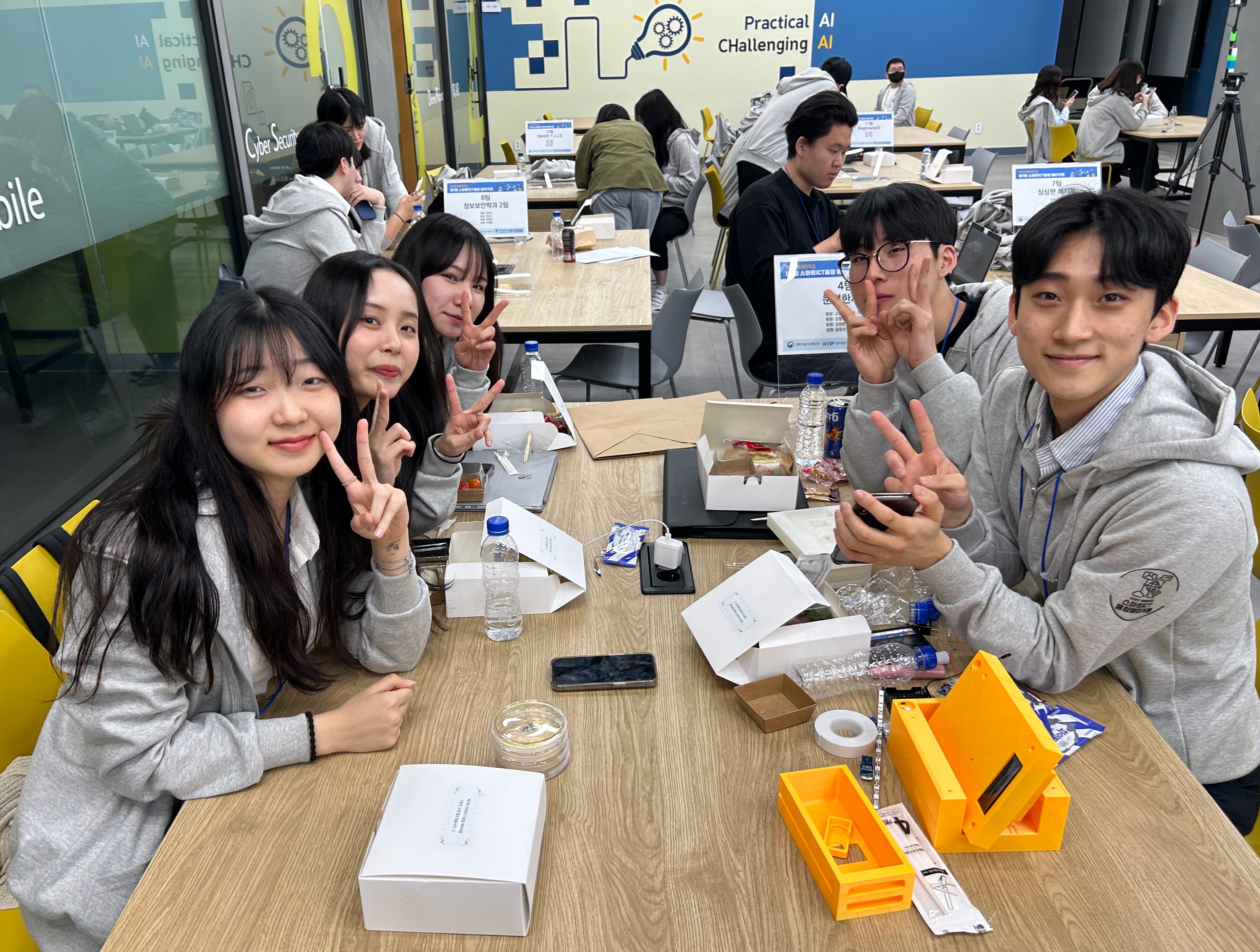 사진1. 배재대 생명공학과 학생들(안경 세척장치 특허)