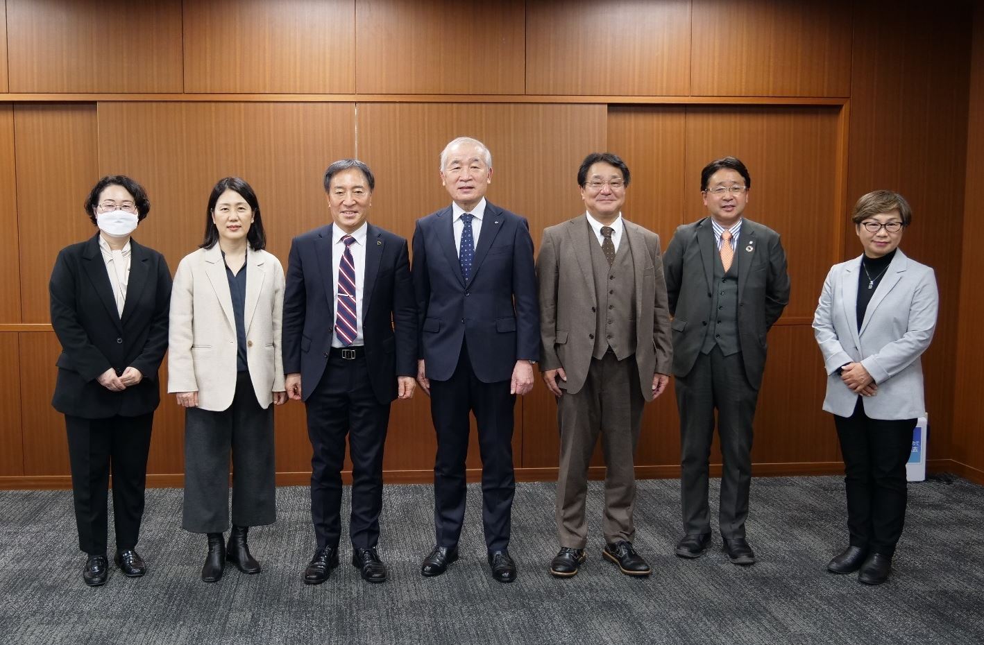 사진1 지난 28일 배재대 김선재 총장(사진 왼쪽 세 번째)이 규슈산업대학 키타지마 미사요시 학장, 이시카와 야스나리 지역공창학부 학부장, 사에구사 코우지 국제교류센터장 등대학 관계자들과 기념사진을 촬영했다.