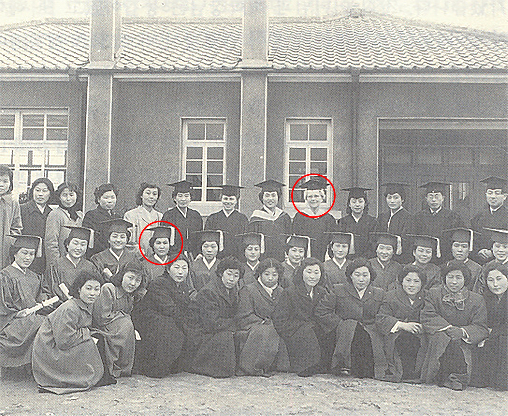 사진1_1957년 대전보육초급대회 제1회 졸업생 및 재학생 기념촬영