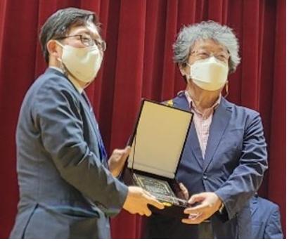 한국콘텐츠학회에서 학술상을 수상한 조인준교수(사진 오른쪽)