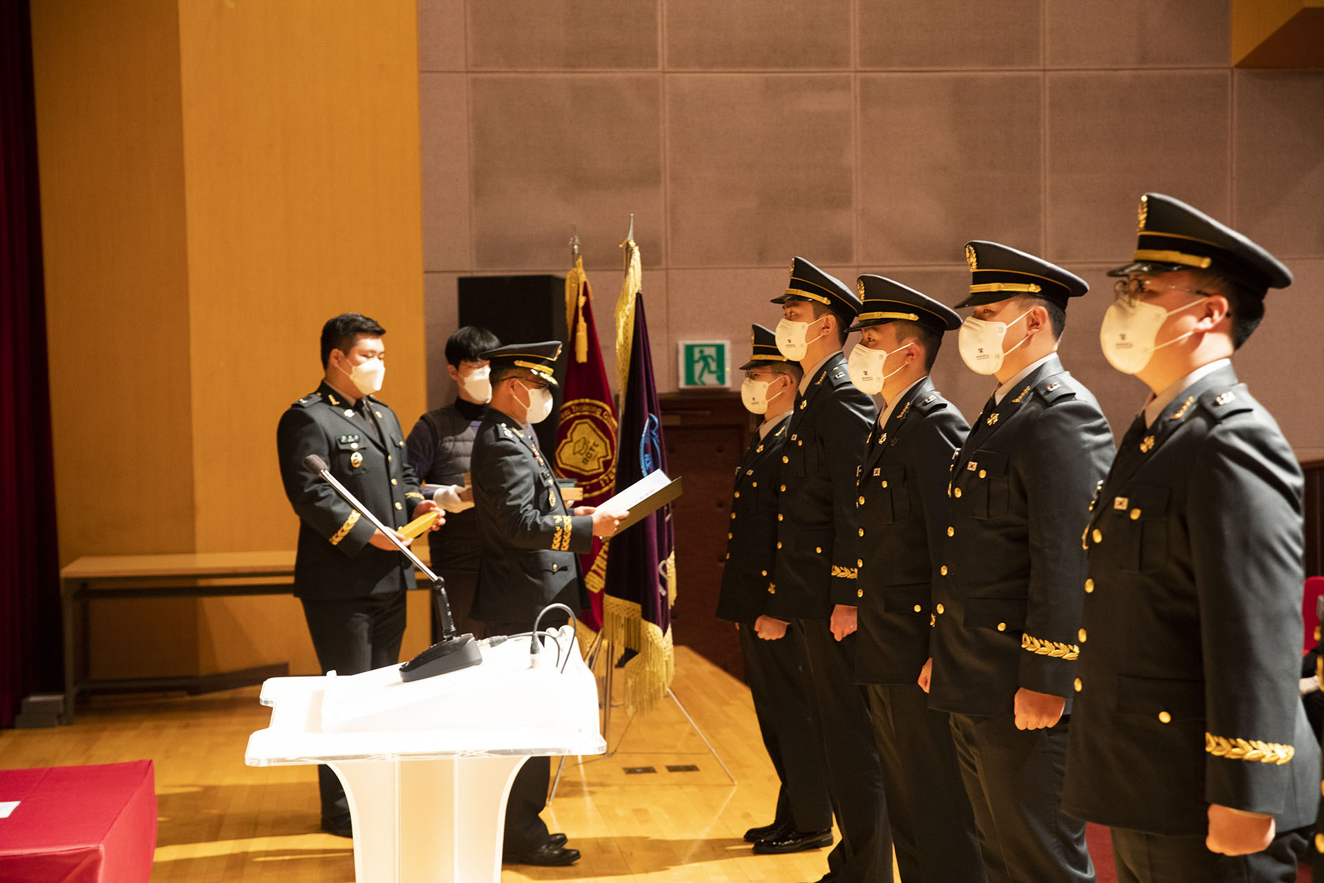 박문수 학군단장이 소위로 임관한 장교들에게 상장을 전달하고 있다.