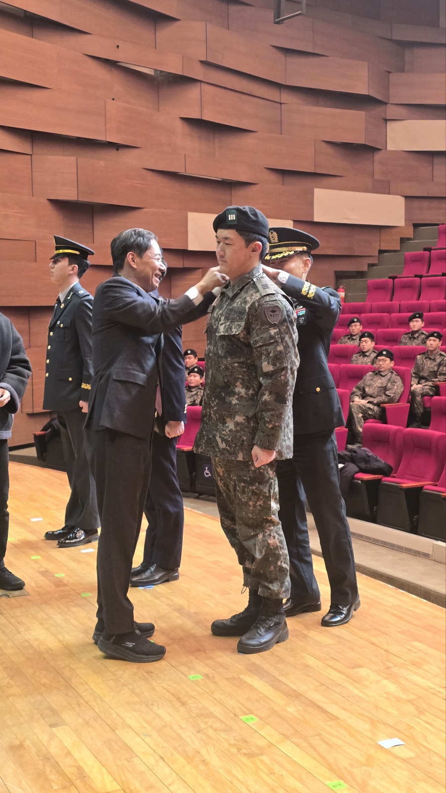 김욱 총장이 육군 소위로 임관한 후보생에게 견장을 달아주고 있다.