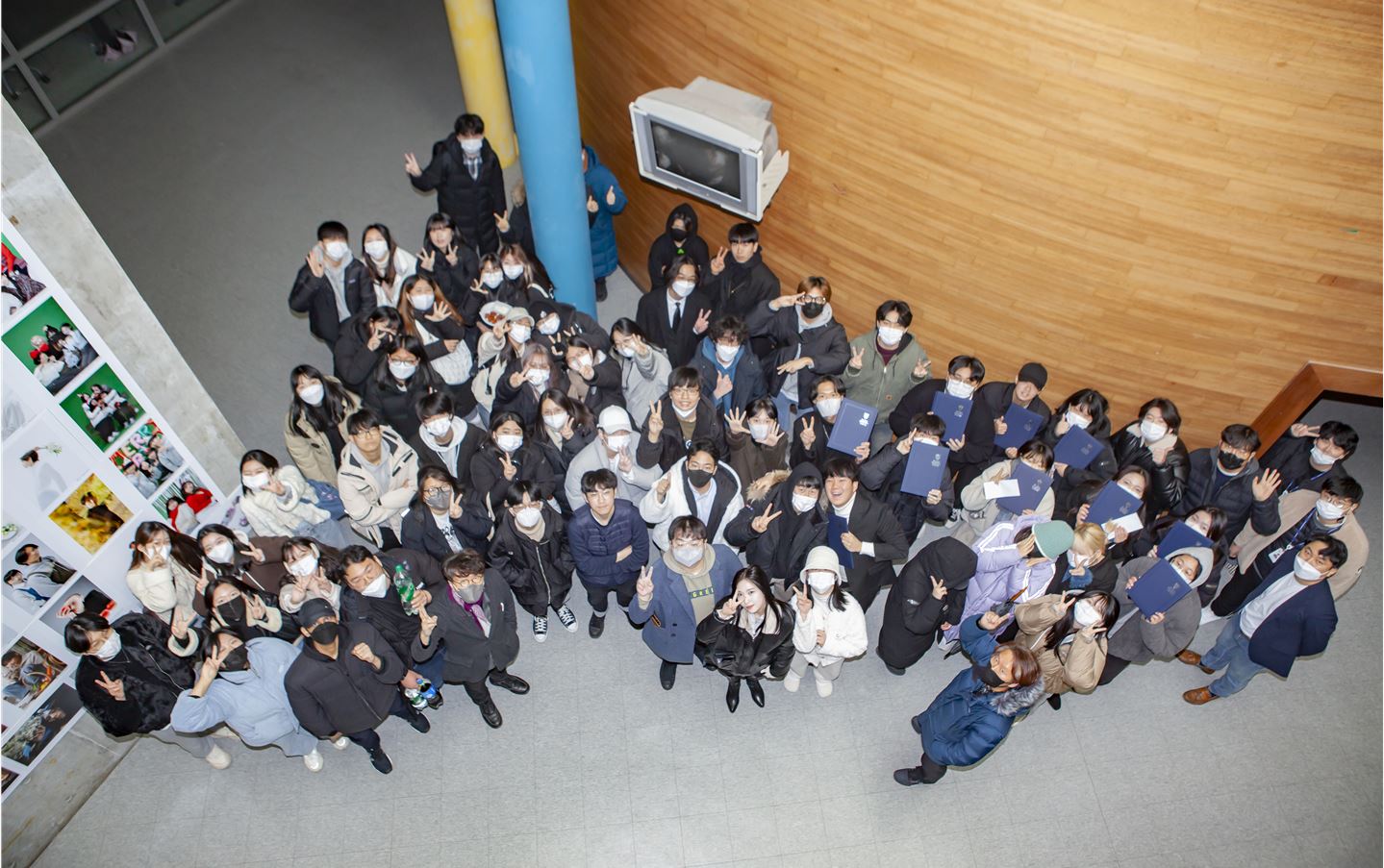 사진2 ‘2022 광고사진영상학과 학술제’에 참여한 학생들이 전시장인 국제교류관 로비에서 기념사진을 촬영했다