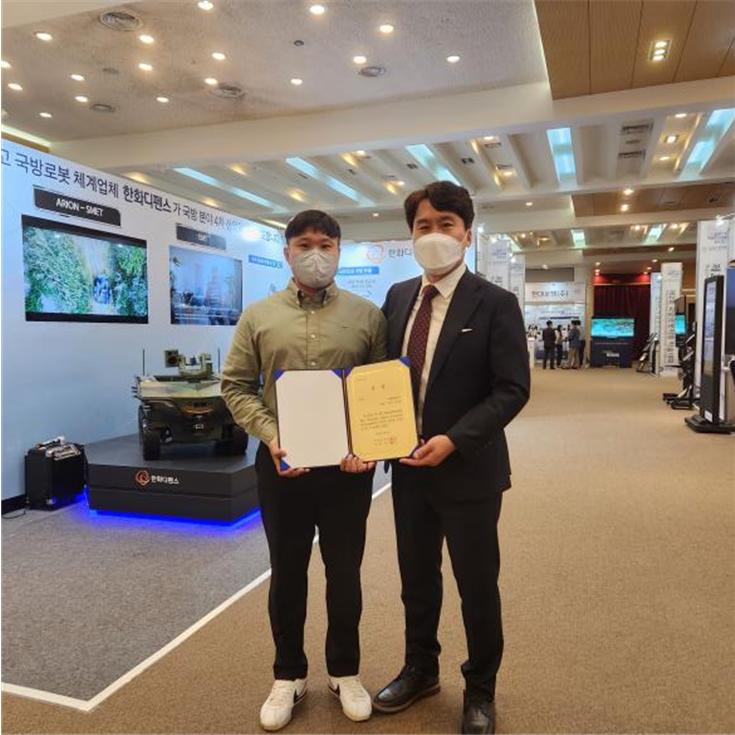 국방로봇학회 학술대회에서 우수상을 수상한 이상우(사진 왼쪽)씨가 차도완 지도교수와 기념사진을 촬영했다