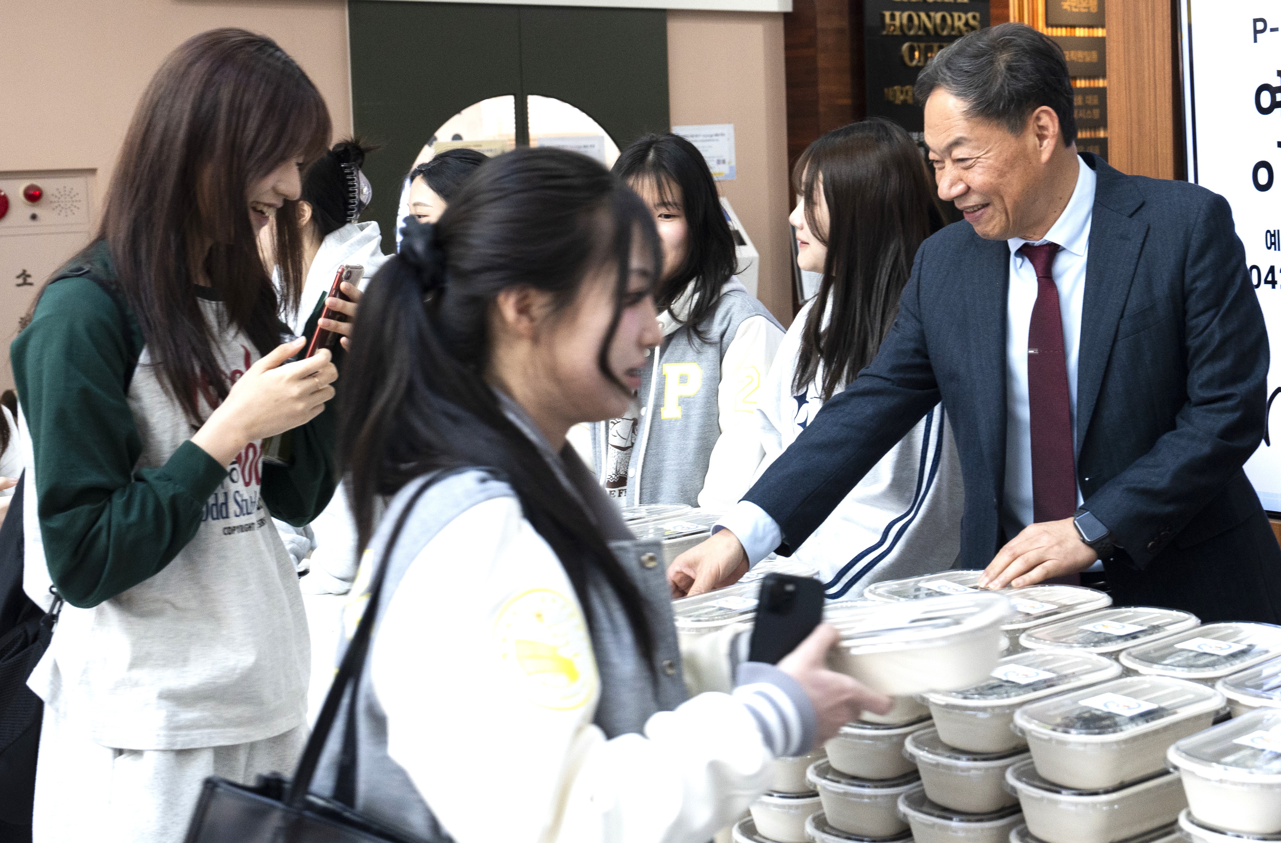 사진1. 배재대 총장님이 쏜다
