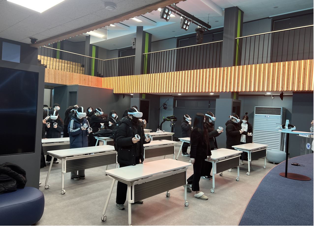 사진1 19일 청주일신여자고등학교 학생들이 배재대 백산관에 위치한 X-Space에서 VR체험활동을 펼쳤다