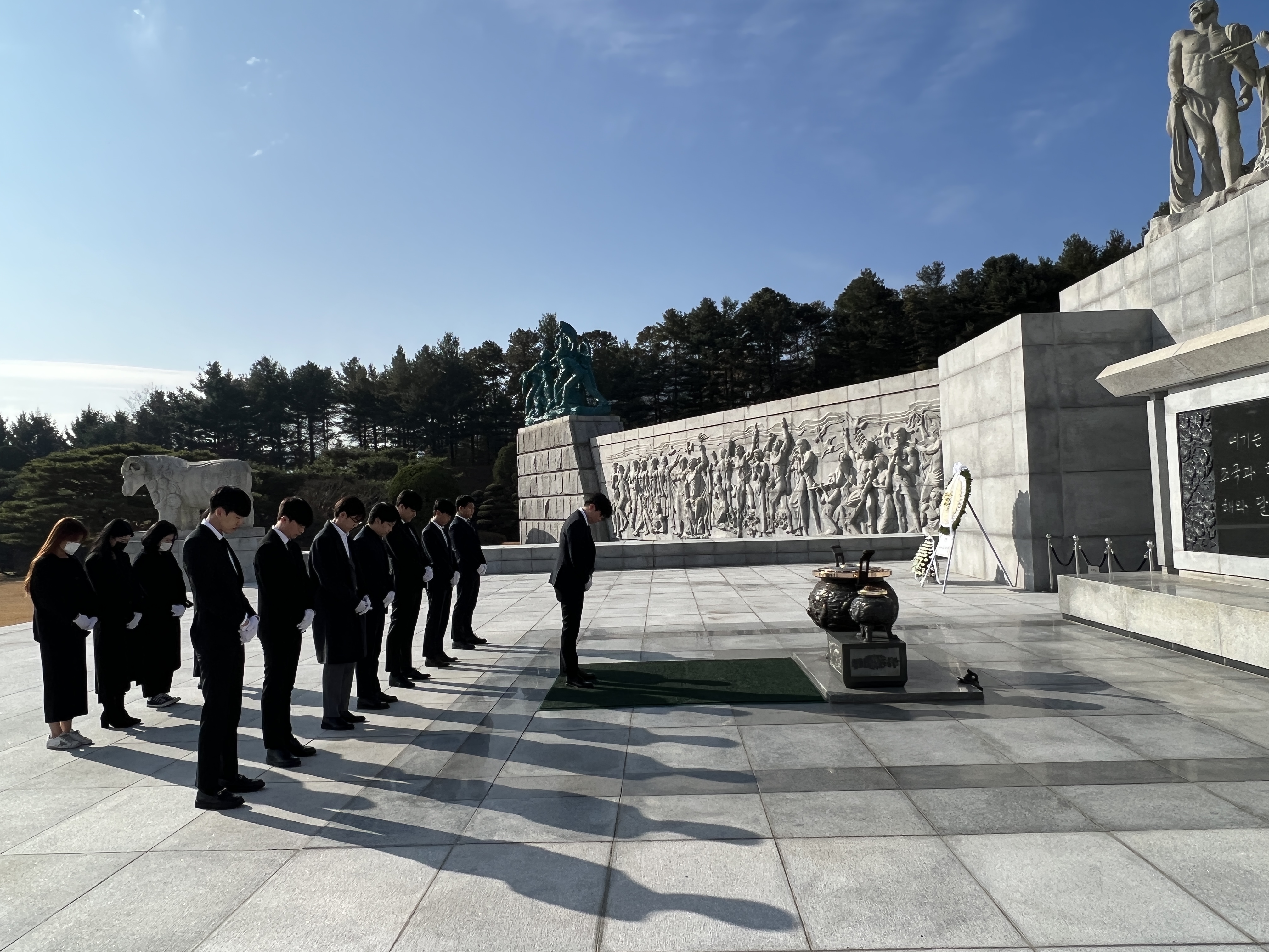 배재대학교 학생자치기구 선거관리위원회 장민성 위원장이 대표로 참배행사를 주관하고 있다.