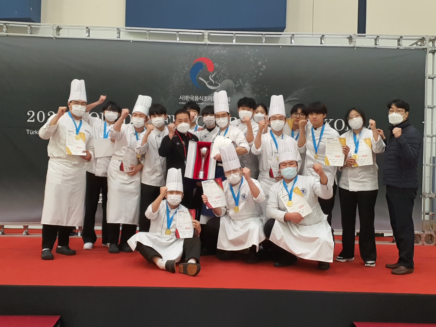외식조리학과 학생들이 2022 2022 WORLD CHEFS CULINARY CUP KOREA에서 수상한 후 기념촬영을 하고 있다.