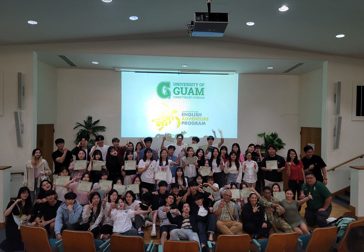 사진1 배재대 학생 20명이 지난 27일 미국 괌주립대학교에서 현지 재학생들과 해외연수과정 수료식을 마치고 기념사진을 촬영했다